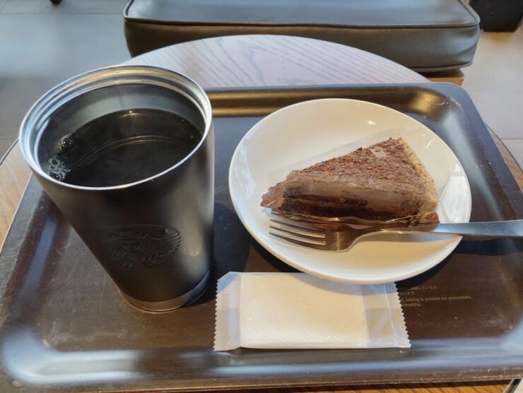 スタバ店内でホットのドリップコーヒーと生チョコinチョコレートパイ